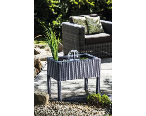 Záhradná scéna s obdĺžnikovou vonkajšou fontánou z ratanu a záhradnou lavicou