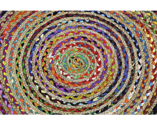 Okrúhly koberec z pleteného prírodného materiálu a zvyškov látok so špirálovým vzorom