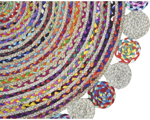 Detail okrúhleho koberca s farebnými látkovými vložkami a jutovými okrajmi