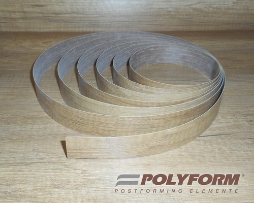 Obruba s dreveným dekorom v roli