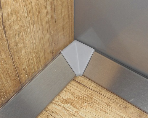 Roh s podlahovou lištou a rohovým kusom