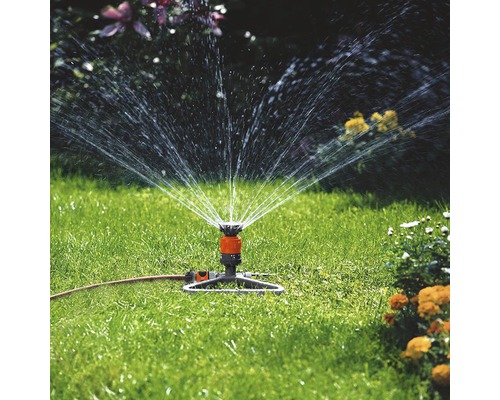 Zavlažovač trávnika zavlažuje trávnik.