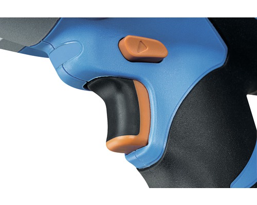 Detail záberu rukoväte vŕtačky so spúšťou a prepínačom smeru.