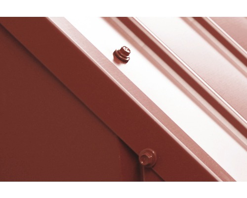 Detailný pohľad na trapézovú plechovú fasádu s upevňovacími skrutkami.