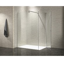 Sprchovací kút walk-in s čírymi sklenenými stenami a uterákom