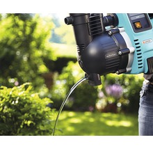 Domáca vodáreň Gardena s prietokom vody v záhrade