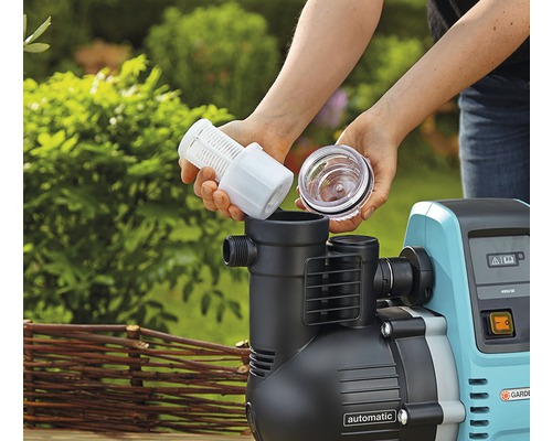 Osoba vkladá filter do záhradného čerpadla.