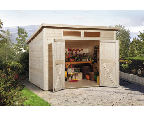 Záhradný domček s otvorenými dvojkrídlovými dverami a plochou strechou na uloženie záhradného náradia.