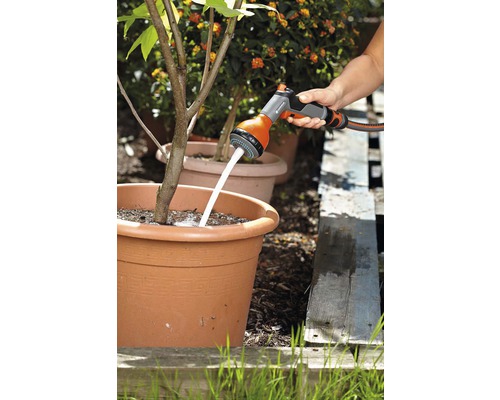 Zavlažovanie záhrady s multifunkčnou sprchou na rastline v kvetináči