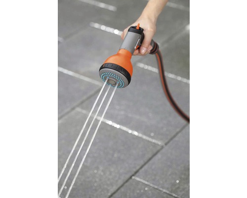 Záhradná hadicová tryska v prevádzke s prúdom vody