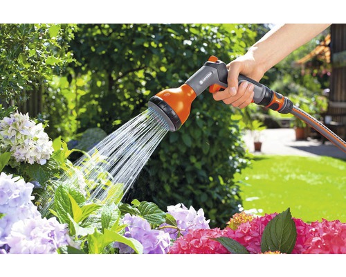 Zavlažovanie záhrady ručnou sprchou