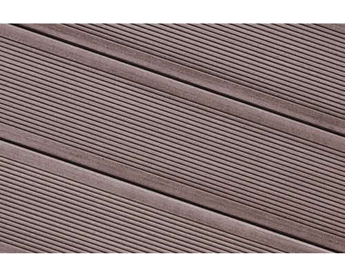 Terasa z drevoplastu s ryhovaným povrchom