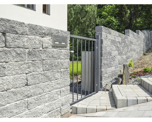 Záhradný múr z betónových tvárnic s kovovým plotom a poštovou schránkou