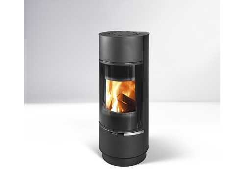 Čierne kachle na drevo s horiacim drevom