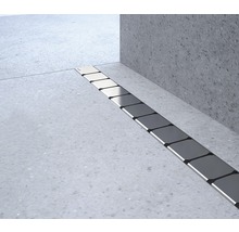 Podlahový odtok z nehrdzavejúcej ocele v kúpeľni.