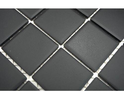 Detail štvorcových mozaikových dlaždíc v čiernej farbe