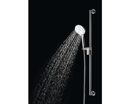 Sprchový set s ručnou sprchou a sprchovou tyčou v prevádzke