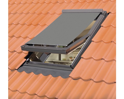 Strešné okno s roletou na streche z tašiek