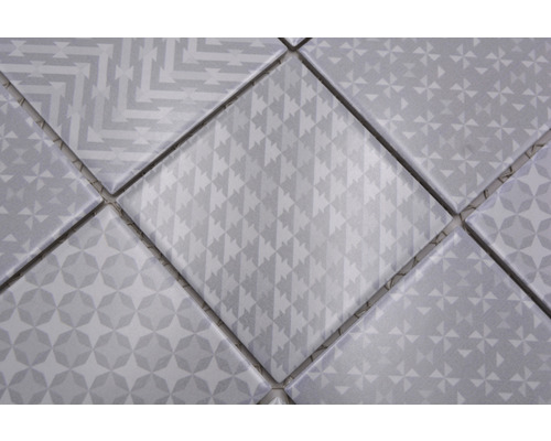 Detail dlaždíc s geometrickými vzormi