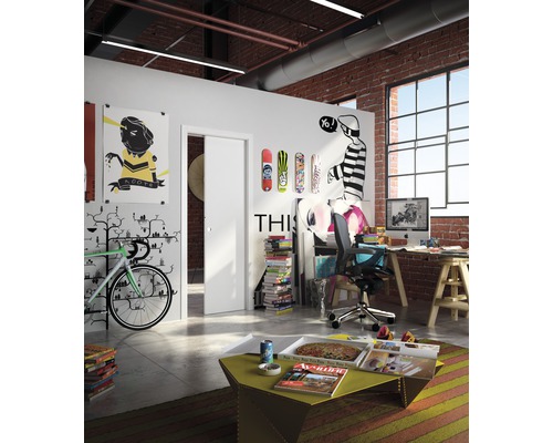 Loftová kancelária s posuvnými dverami, písacím stolom a umeleckými prvkami