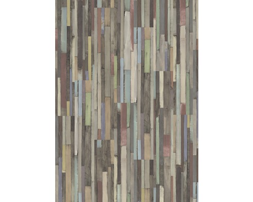 Tapeta s drevenými panelmi s vertikálnymi, rôznofarebnými drevenými doskami