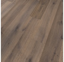 Detail laminátovej podlahy s dreveným vzhľadom.