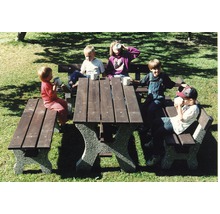 Piknikový stôl s deťmi v záhrade