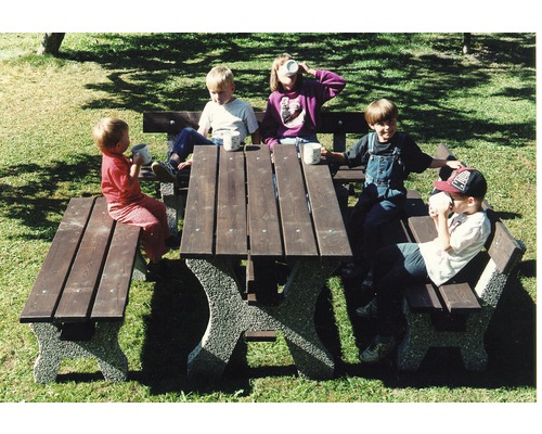 Piknikový stôl s deťmi v záhrade