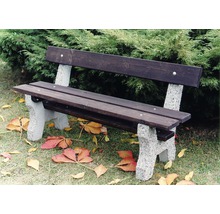 Záhradná lavica s dreveným sedadlom a operadlom a betónovými nohami