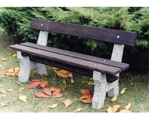 Záhradná lavica s dreveným sedadlom a operadlom a betónovými nohami