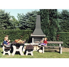 Záhradná scéna s grilovacím krbom, drevenými lavicami a stolom s jablkami