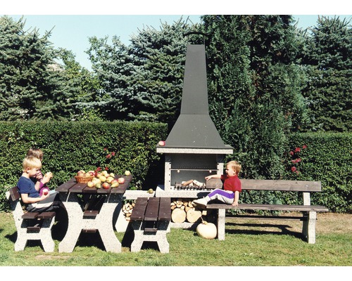 Záhradná scéna s grilovacím krbom, drevenými lavicami a stolom s jablkami