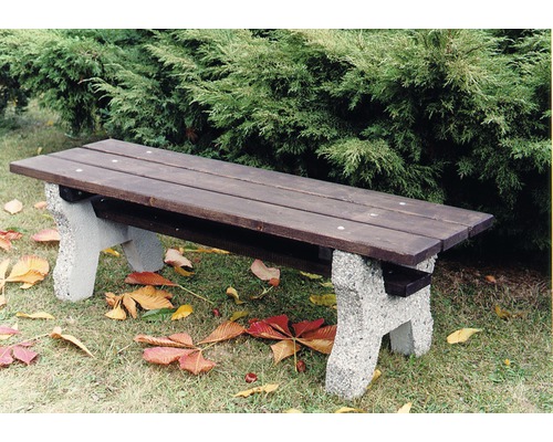 Záhradná lavica s drevenými sedadlami a betónovými nohami v záhrade