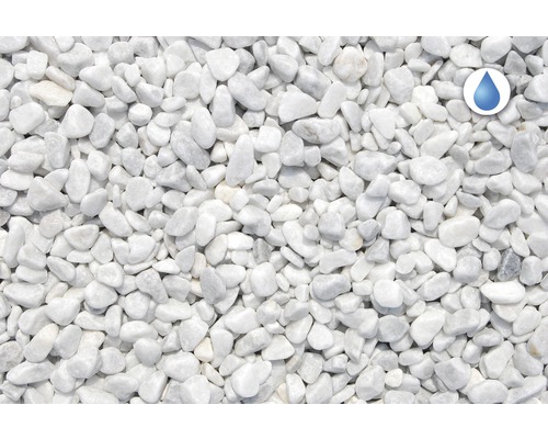 Biele okrasné kamienky ako pôdna krytina so symbolom priepustnosti vody