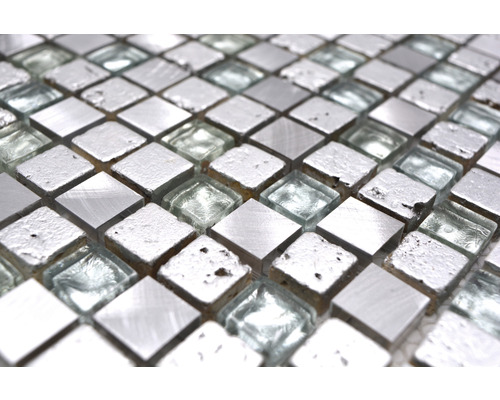 Detail štvorcových mozaikových dlaždíc z kovu a skla