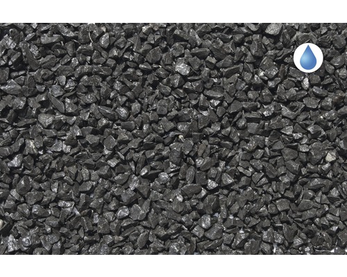 Detailný záber čiernych okrasných kamienkov so symbolom priepustnosti vody