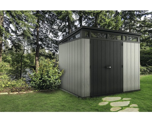 Záhradná búda z dreva a plastu vo vonkajšom prostredí