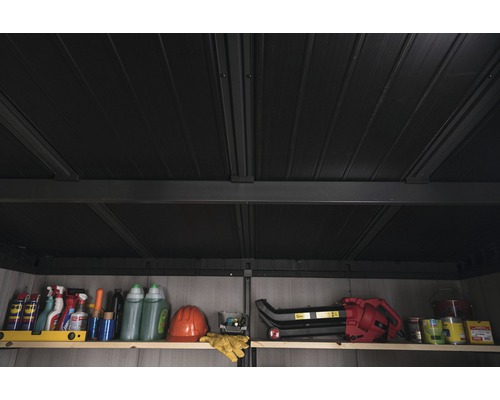 Polica v záhradnom domčeku s uloženým záhradným náradím a náradím