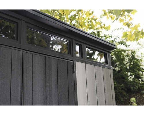 Detail záhradného domčeka s oknami a dreveným obkladom