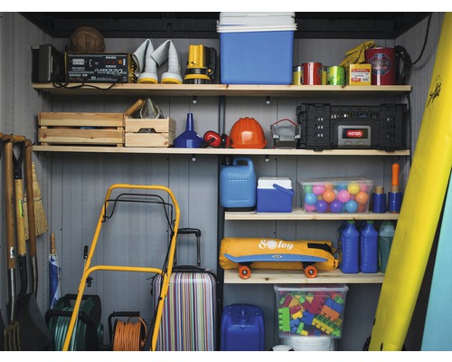 Police v sklade s náradím a rôznymi predmetmi.