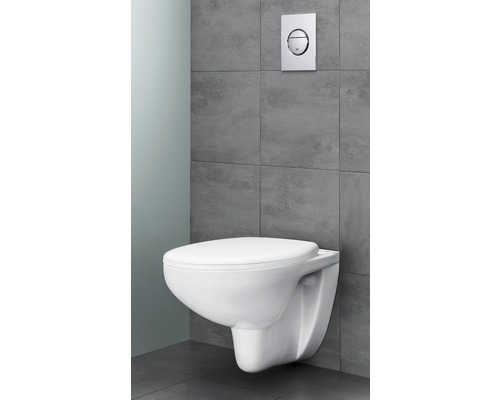 Závesné WC s ovládacím panelom pred sivou stenou