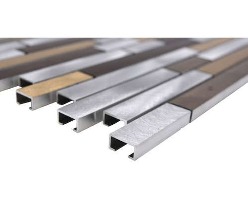 Mozaiková dlaždica s úzkymi obdĺžnikovými dielmi v rôznych kovových vzhľadoch