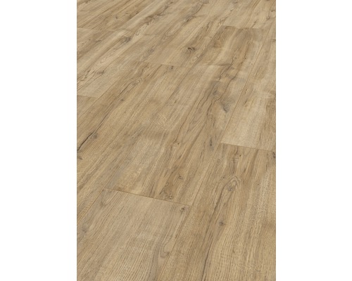 Detailný záber položenej laminátovej podlahy so vzhľadom dreva.