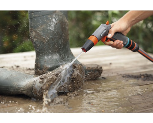 Špinavé gumové čižmy sú čistené čistiacim postrekovačom Gardena