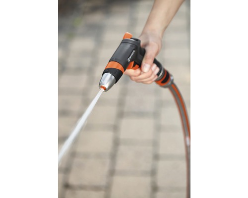 Čistiaci postrekovač Gardena s vodným lúčom v ruke