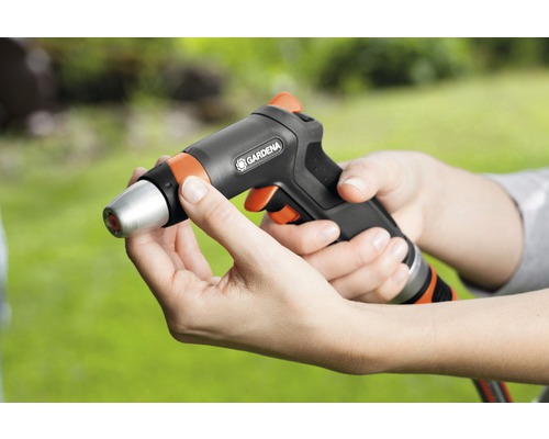 Záhradná striekacia pištoľ držaná v rukách