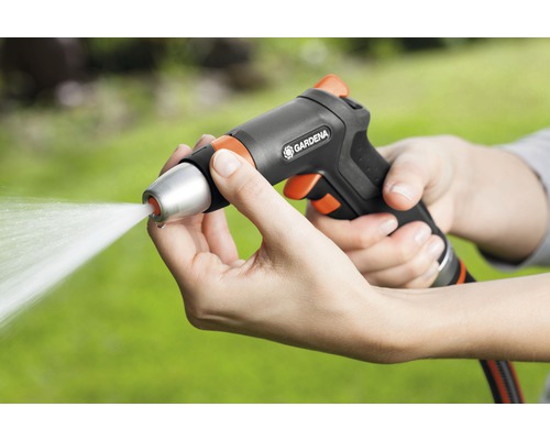 Čistiaca pištoľ Gardena s prúdom vody v rukách