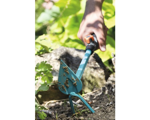 Záhradná motyka používaná na obrábanie pôdy