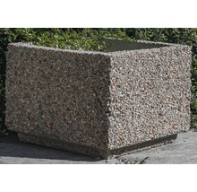 Štvorcový betónový kvetináč s kamienkami