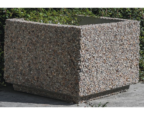 Štvorcový betónový kvetináč s kamienkami